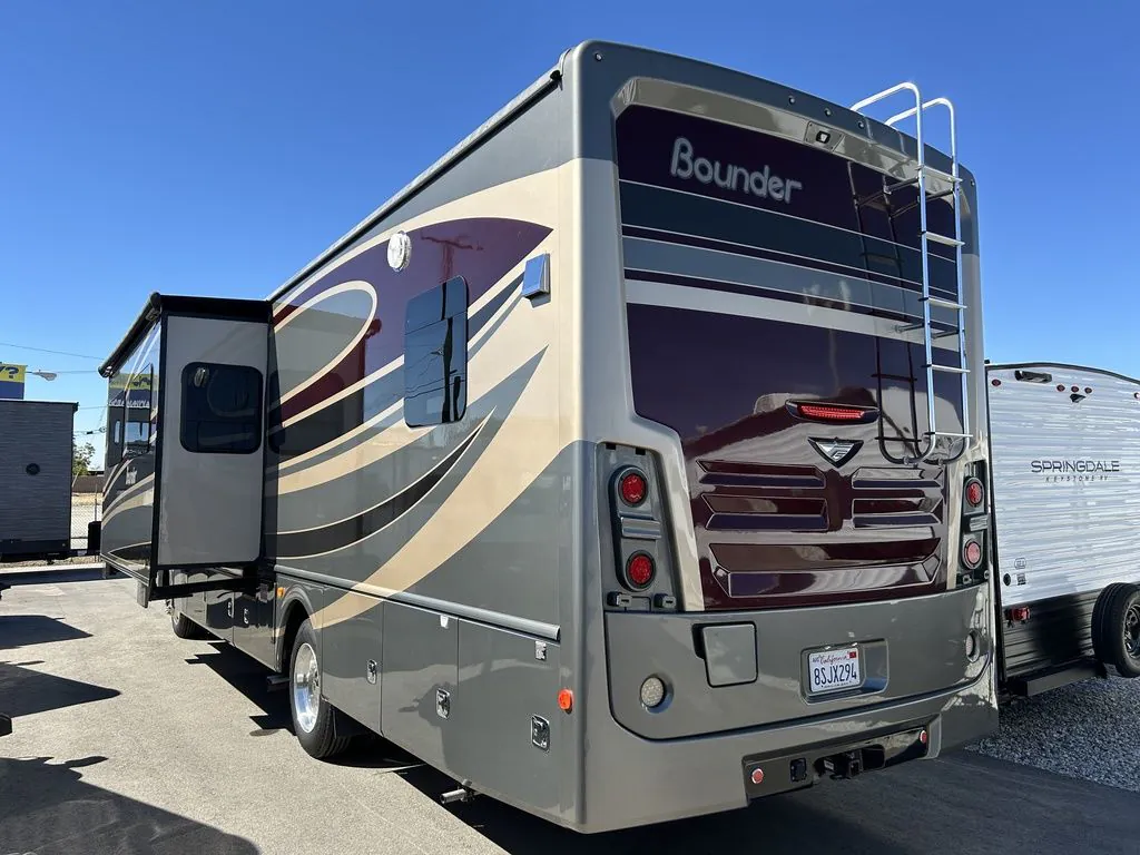 2015 Fleetwood RV Bounder 34T - Photo 4