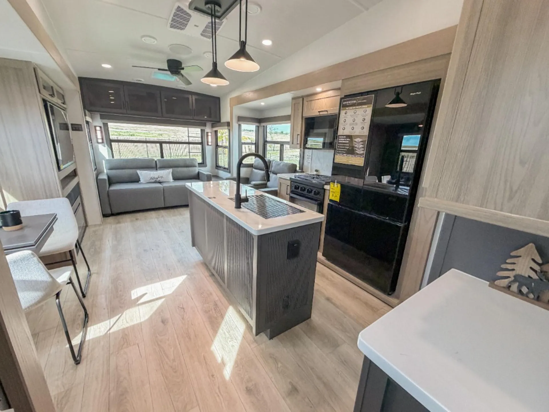 2026 Forest River Rockwood Signature R372RL - Photo 4