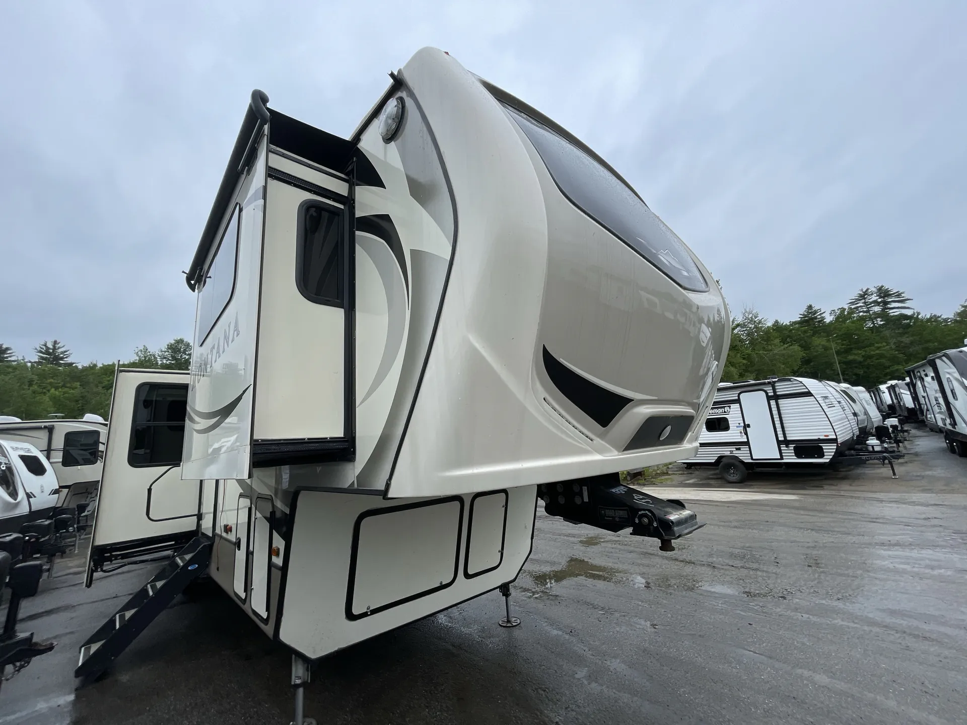 2018 Keystone Montana 3730FL - Photo 2