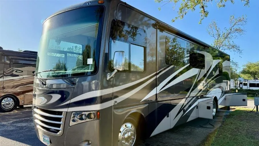 2016 Thor Motor Coach Miramar 34.1 - Photo 3