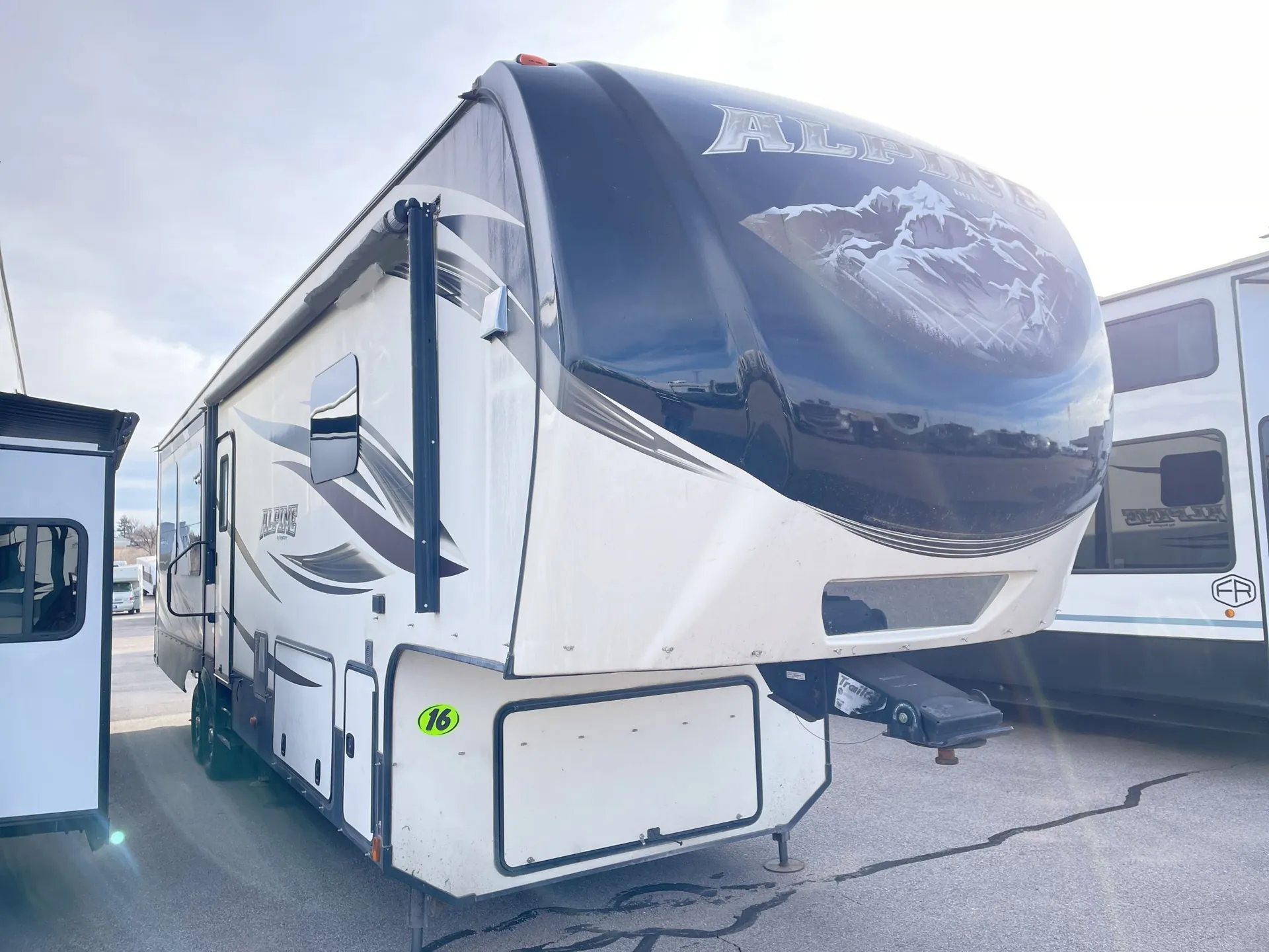 2016 Keystone Alpine 3535RE - Photo 2