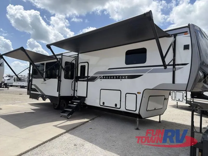 2025 Coachmen Brookstone 318RLL - Photo 2