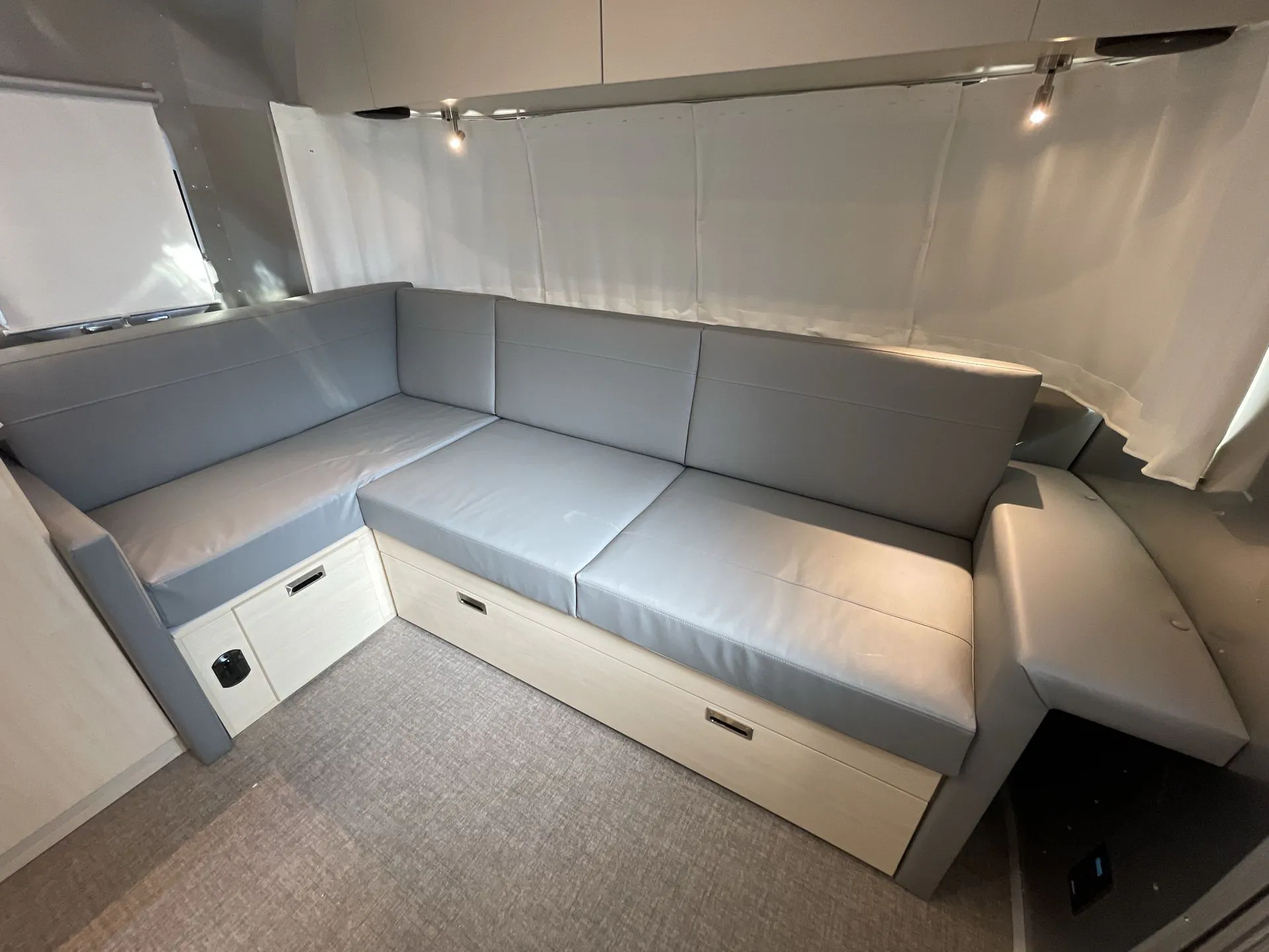 2026 Airstream Flying Cloud 28RB Twin - Photo 4