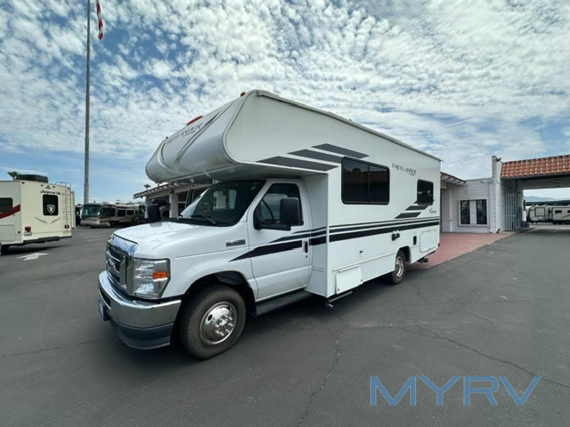 2022 Coachmen Freelander 22XG - Photo 2