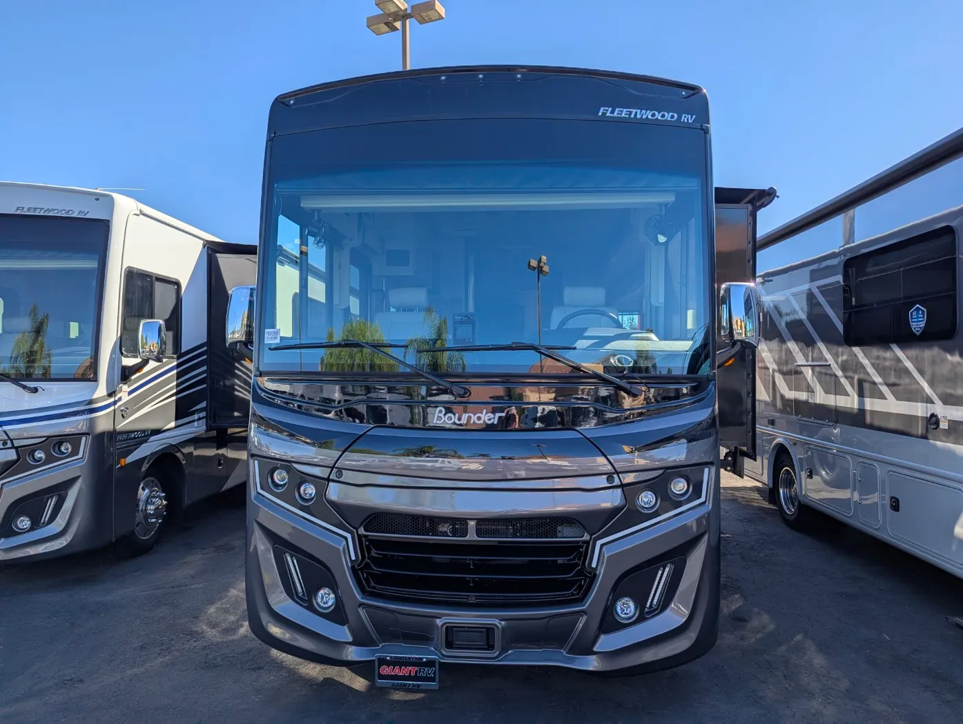 2026 Fleetwood Bounder 35K - Photo 3
