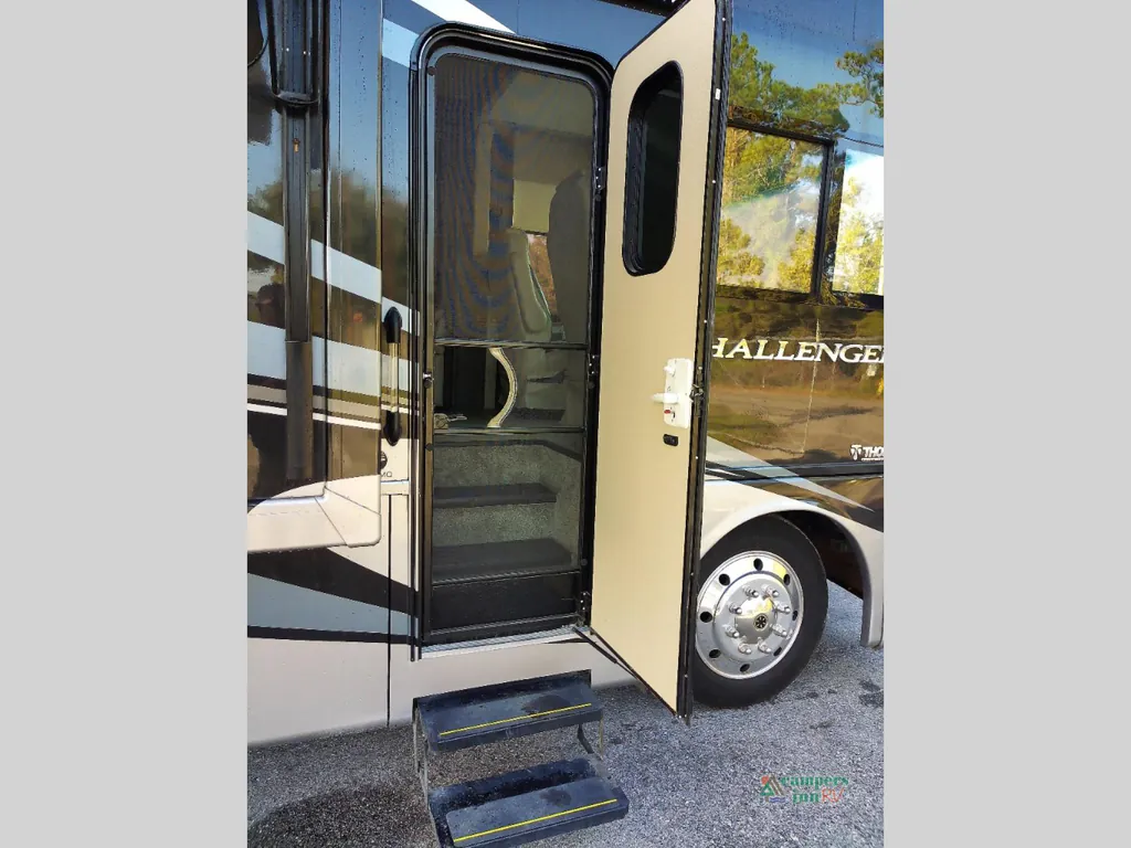 2021 Thor Motor Coach Challenger 35MQ, Photos photo 17