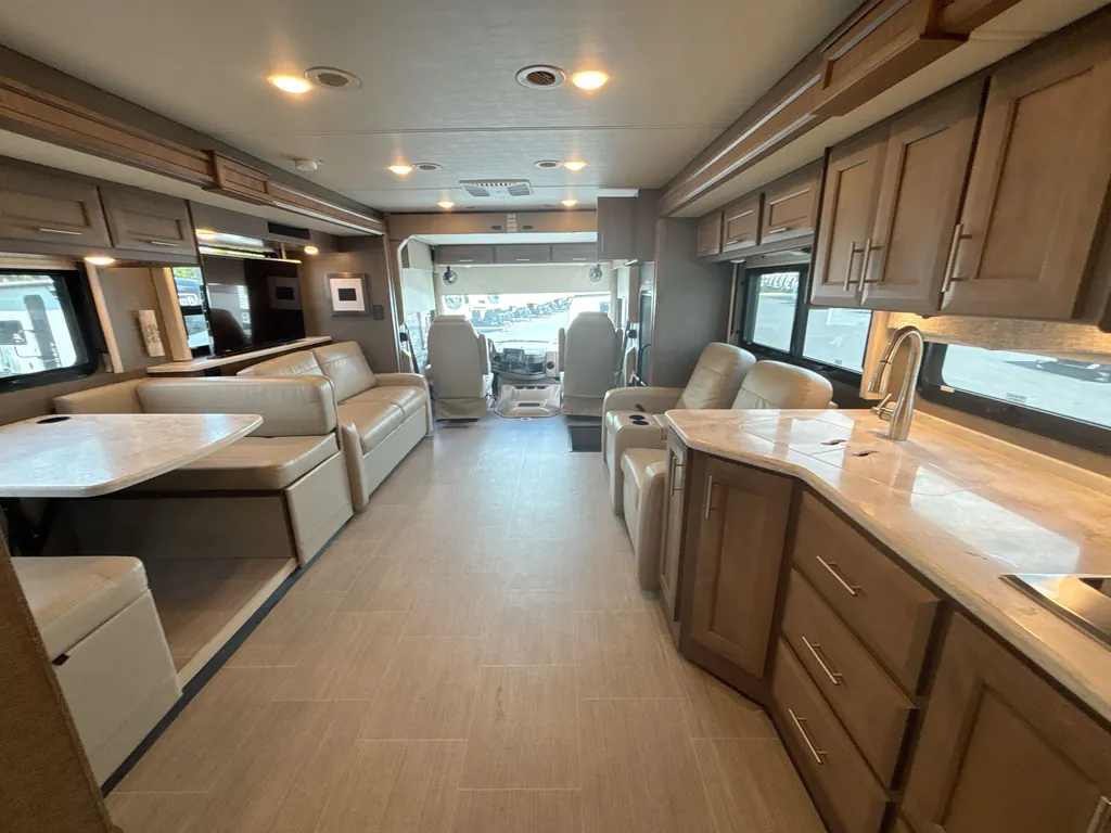 2022 Thor Motor Coach Challenger 35MQ, Photos photo 4