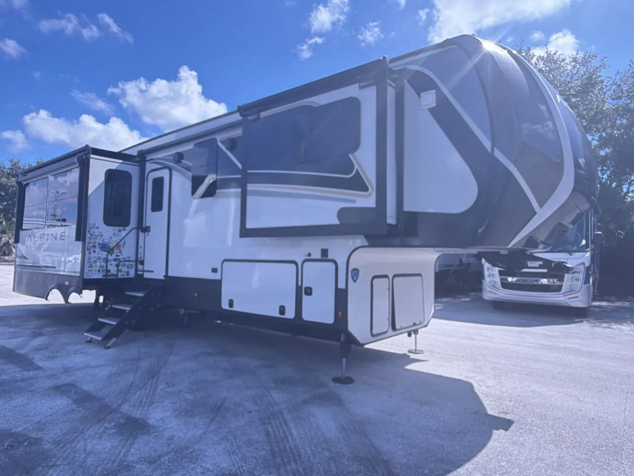 2024 Keystone Alpine 3303CK - Photo 3