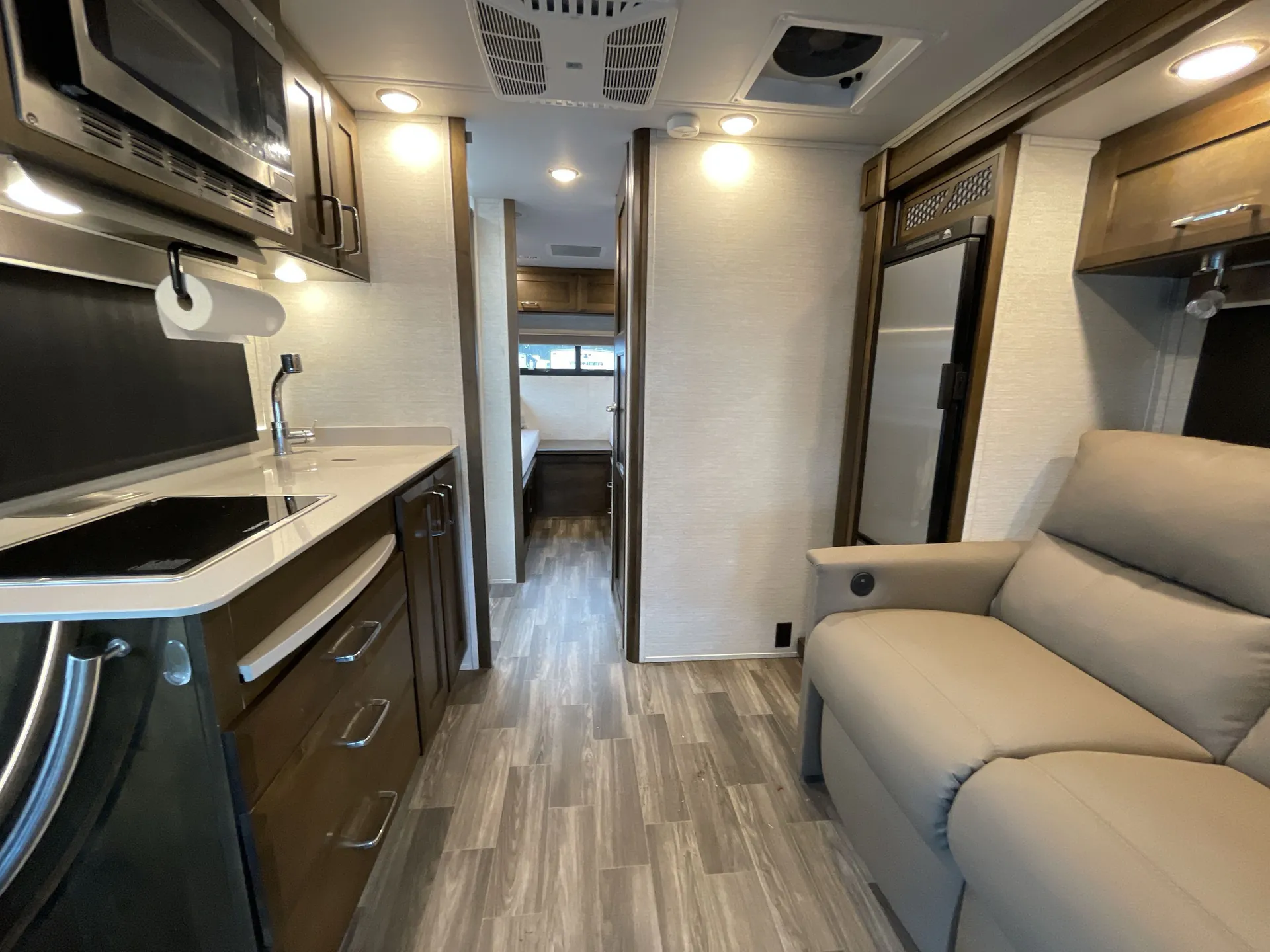 2021 Tiffin Wayfarer 25 TW — living area main
