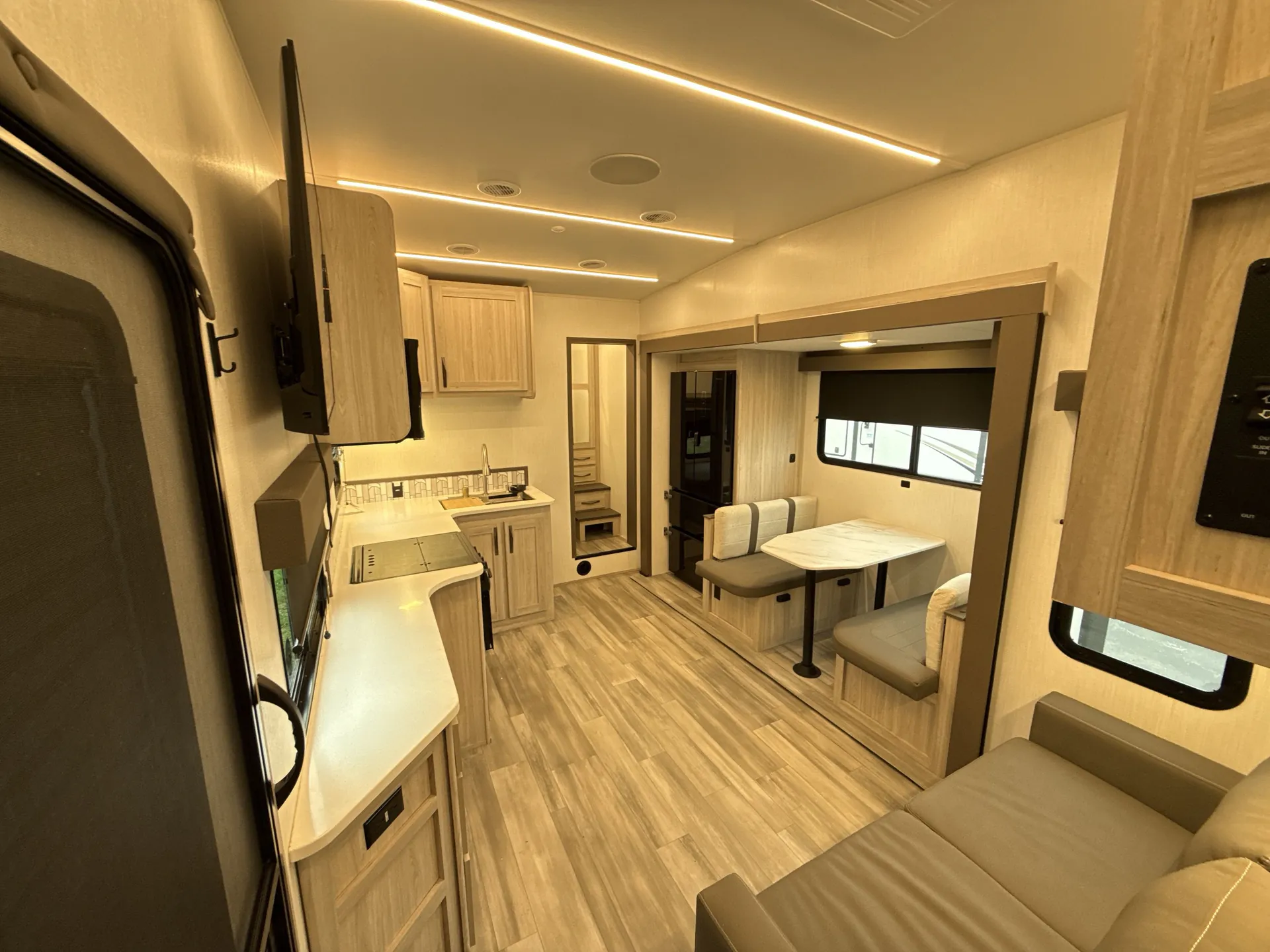 2025 Cruiser RV Essence 28DB - Photo 4
