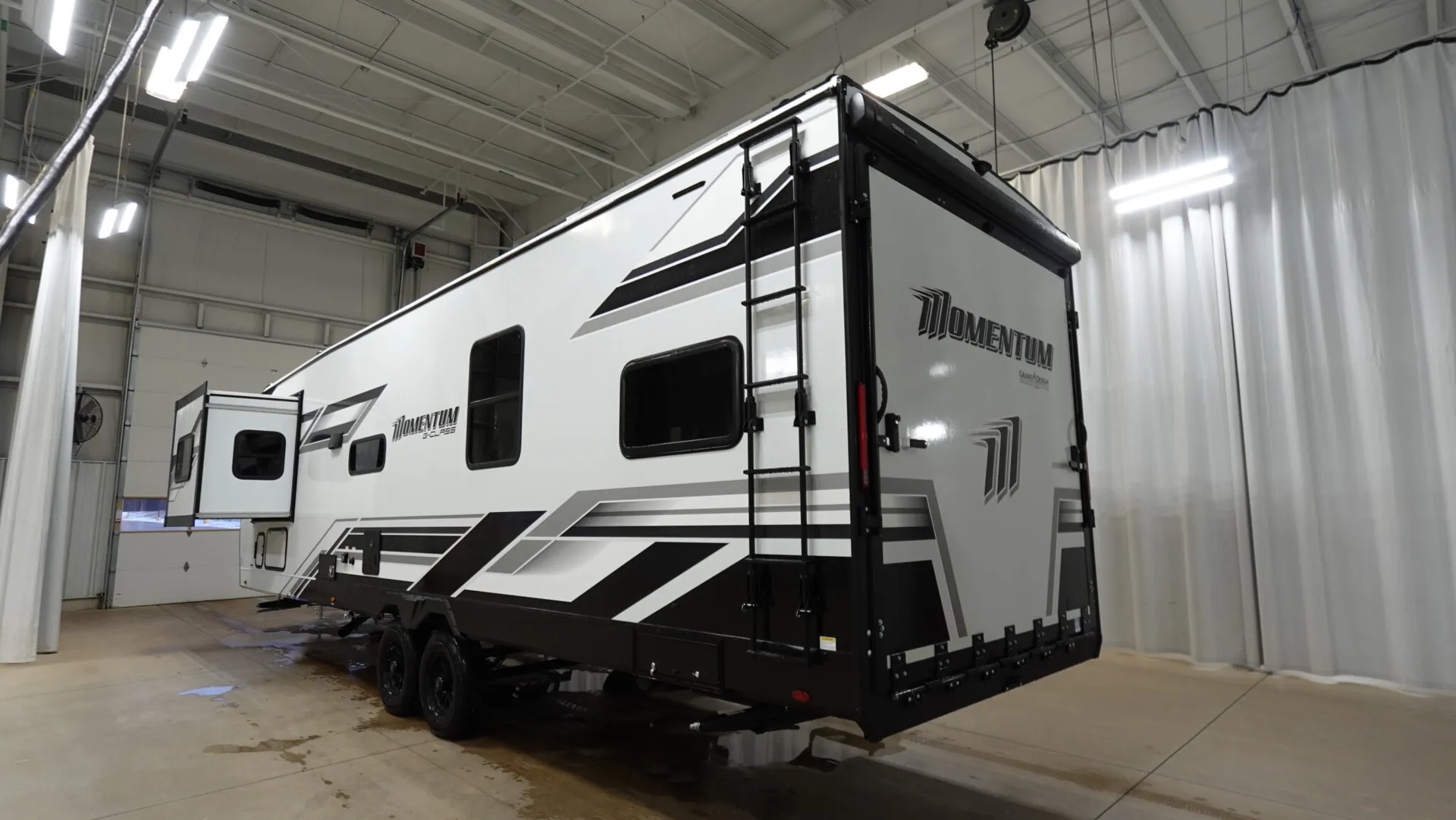 2026 Grand Design Momentum G-Class 31G - Photo 4
