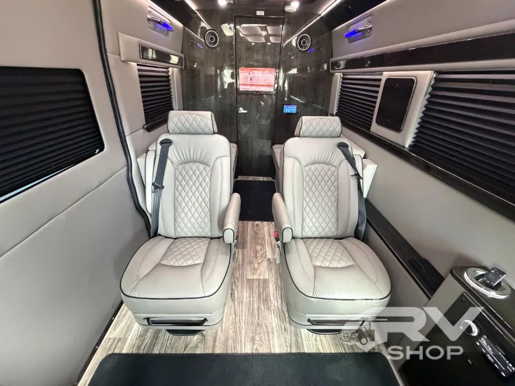 2025 Midwest Automotive Designs Luxe Cruiser D4, Photos photo 2