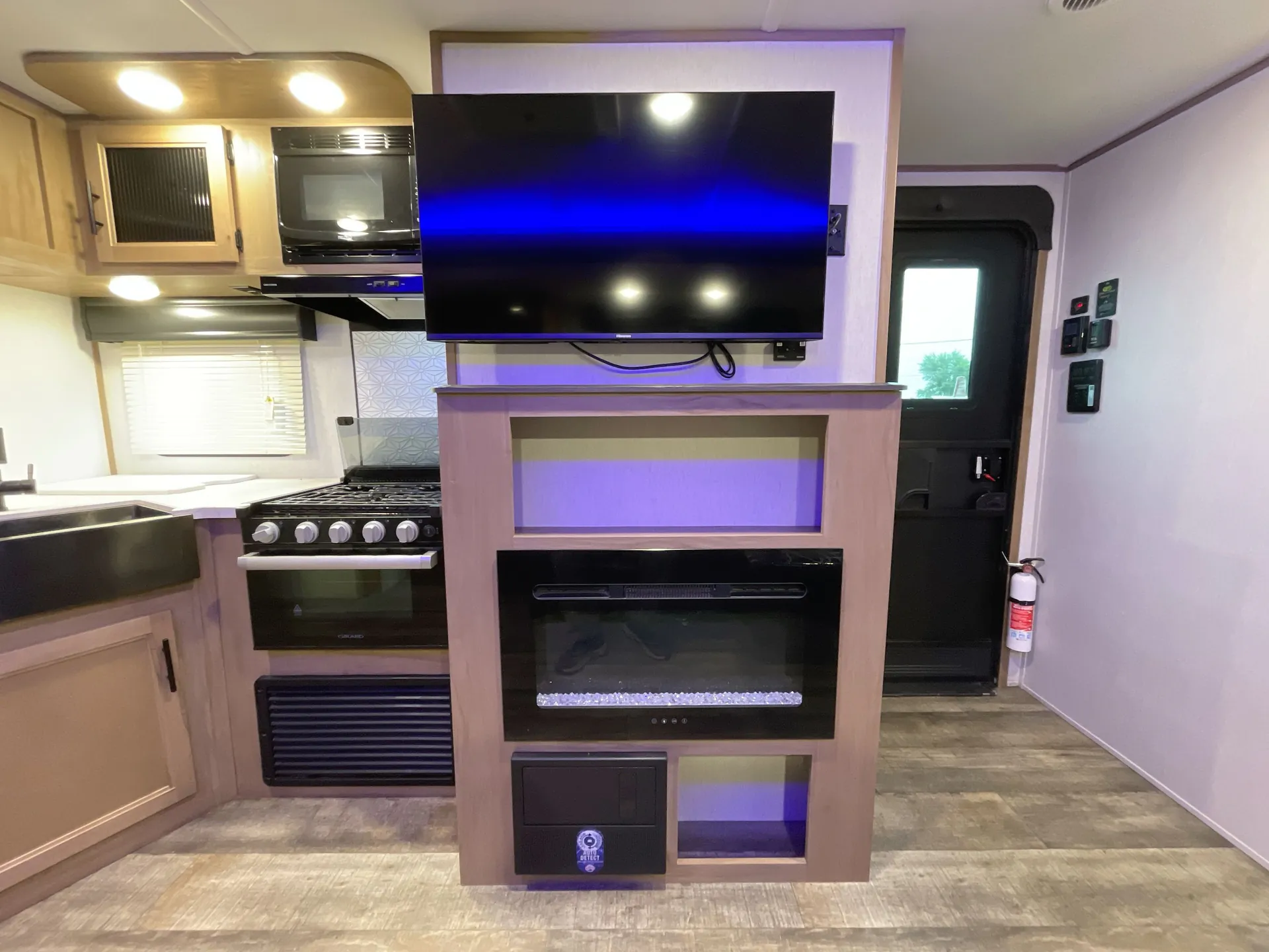 2023 Forest River Cherokee Alpha Wolf 22SW-L — stove oven