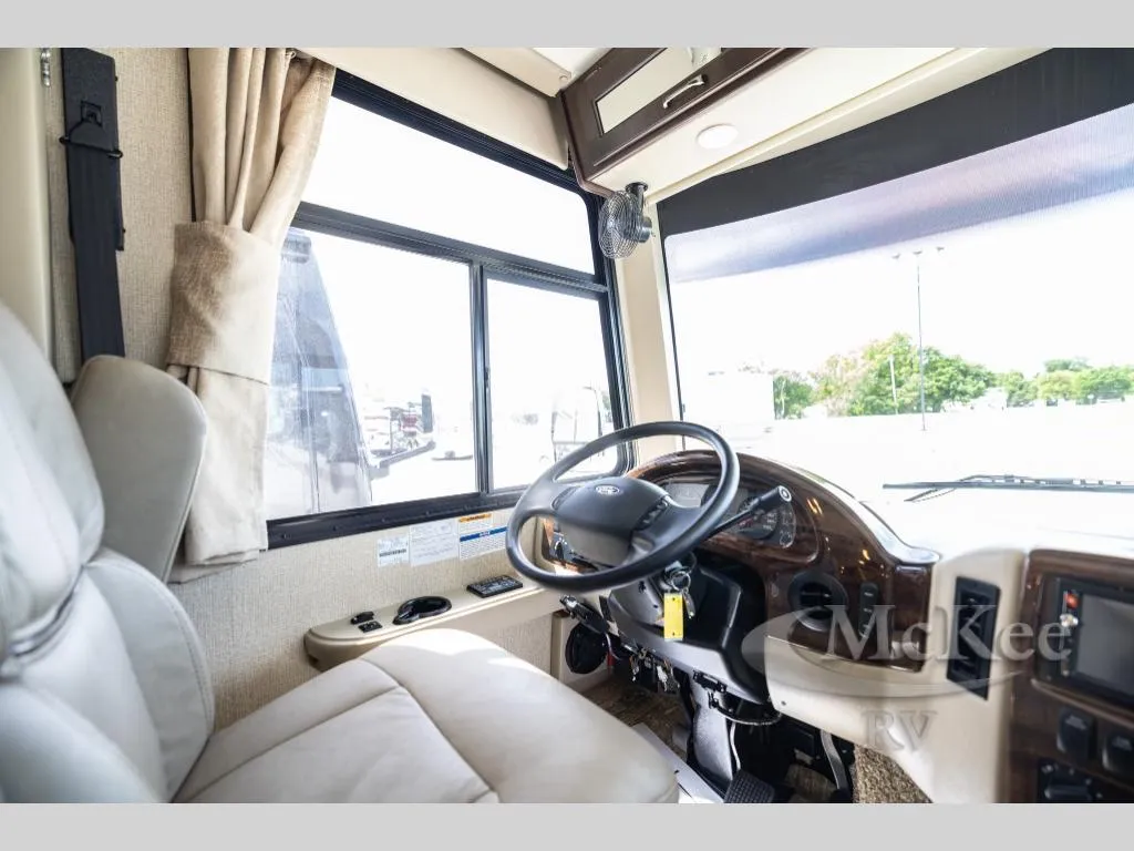 2018 Thor Motor Coach Hurricane 35M - Photo 4