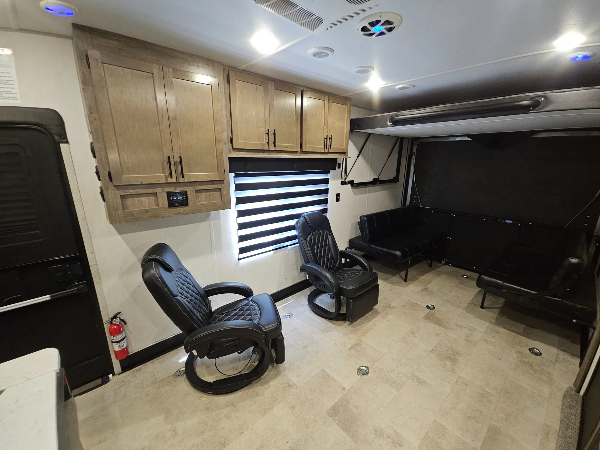 2021 Forest River Vengeance Rogue 26V — Photo 6
