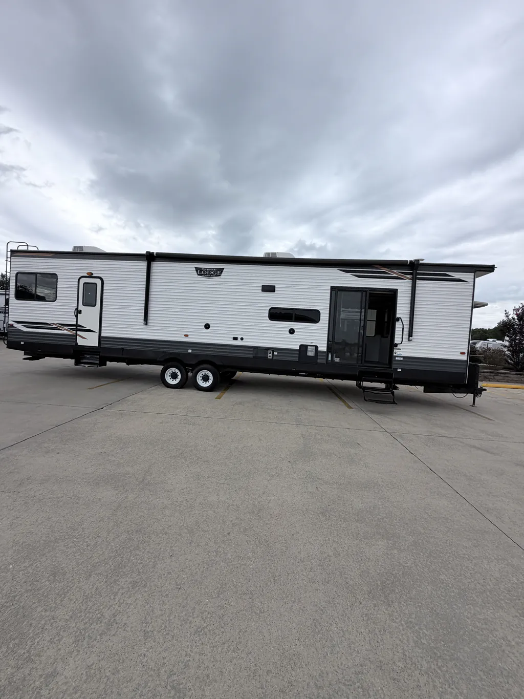 2022 Forest River Wildwood Lodge 40FDEN, Photos photo 2