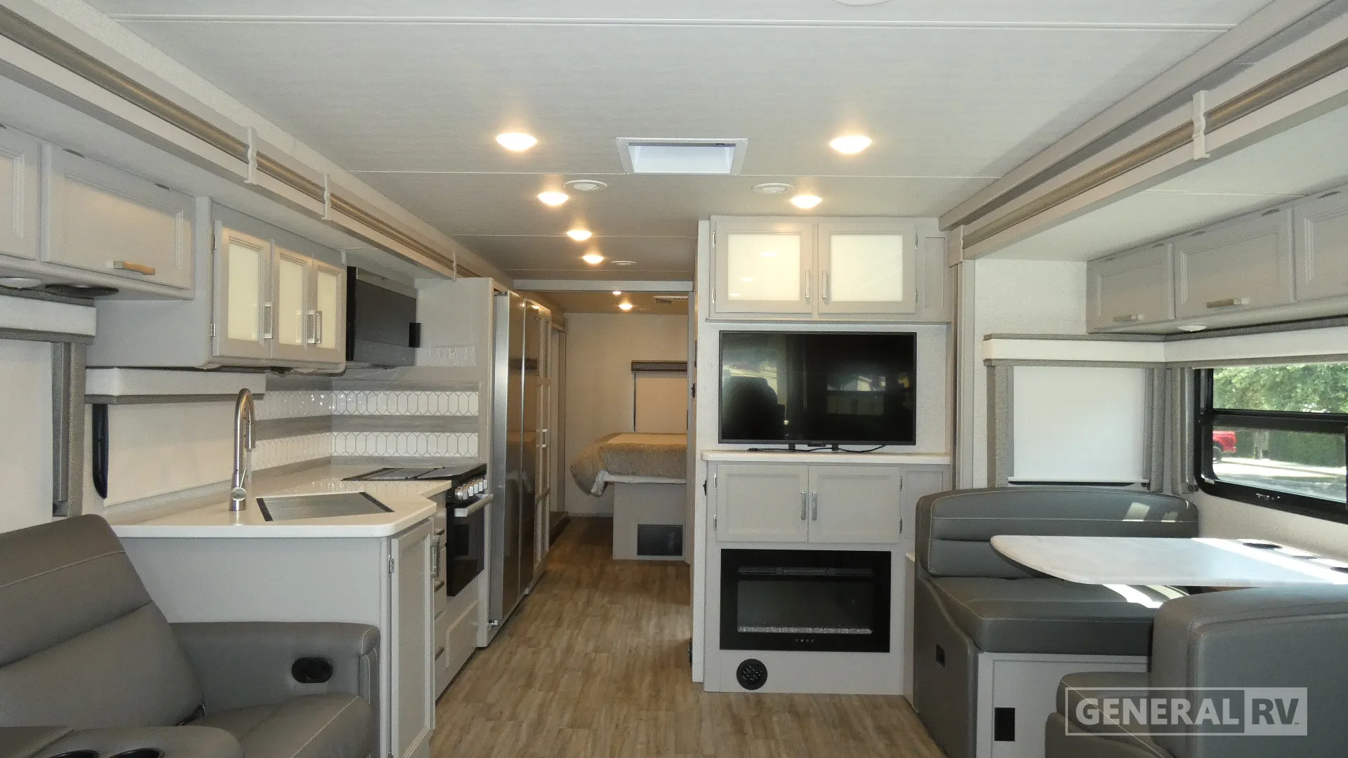 2024 Thor Motor Coach Luminate CC35 - Photo 3