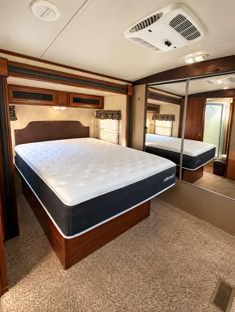 2015 Keystone Cougar XLite 33RES, Bedroom photo 3