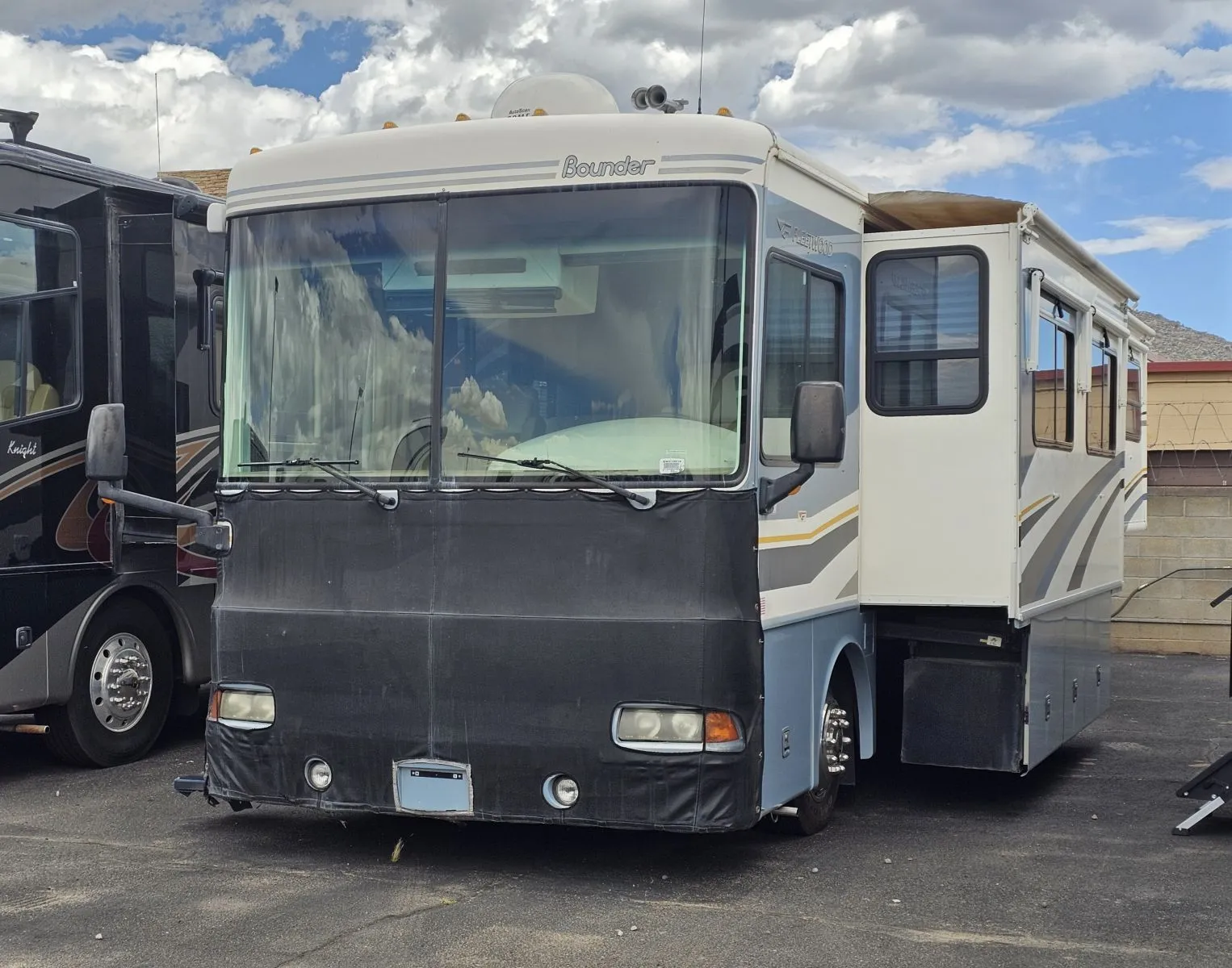 2005 Fleetwood BOUNDER 37U - Photo 2