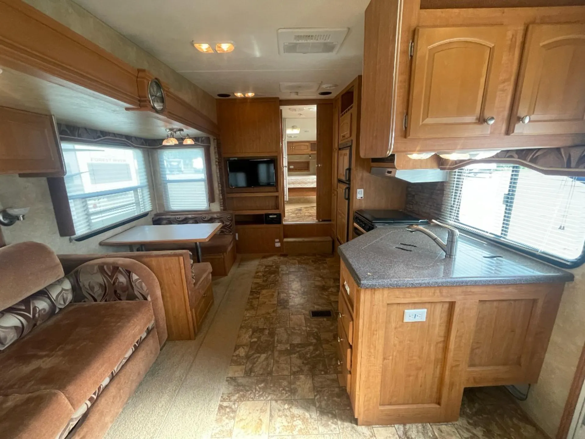 2010 Forest River Wildcat 27RL — Photo 7