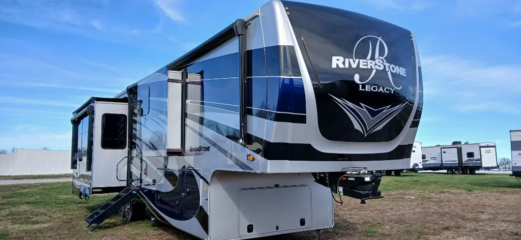 2022 Highland Ridge Silverstar XLT SF264RLS - Photo 2