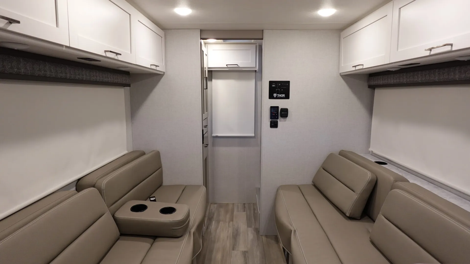 2026 Thor Motor Coach Pasadena SE SX19 Chevy - Photo 3