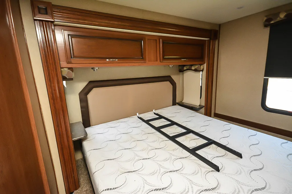 2017 Fleetwood Flair 30P, Photos photo 18