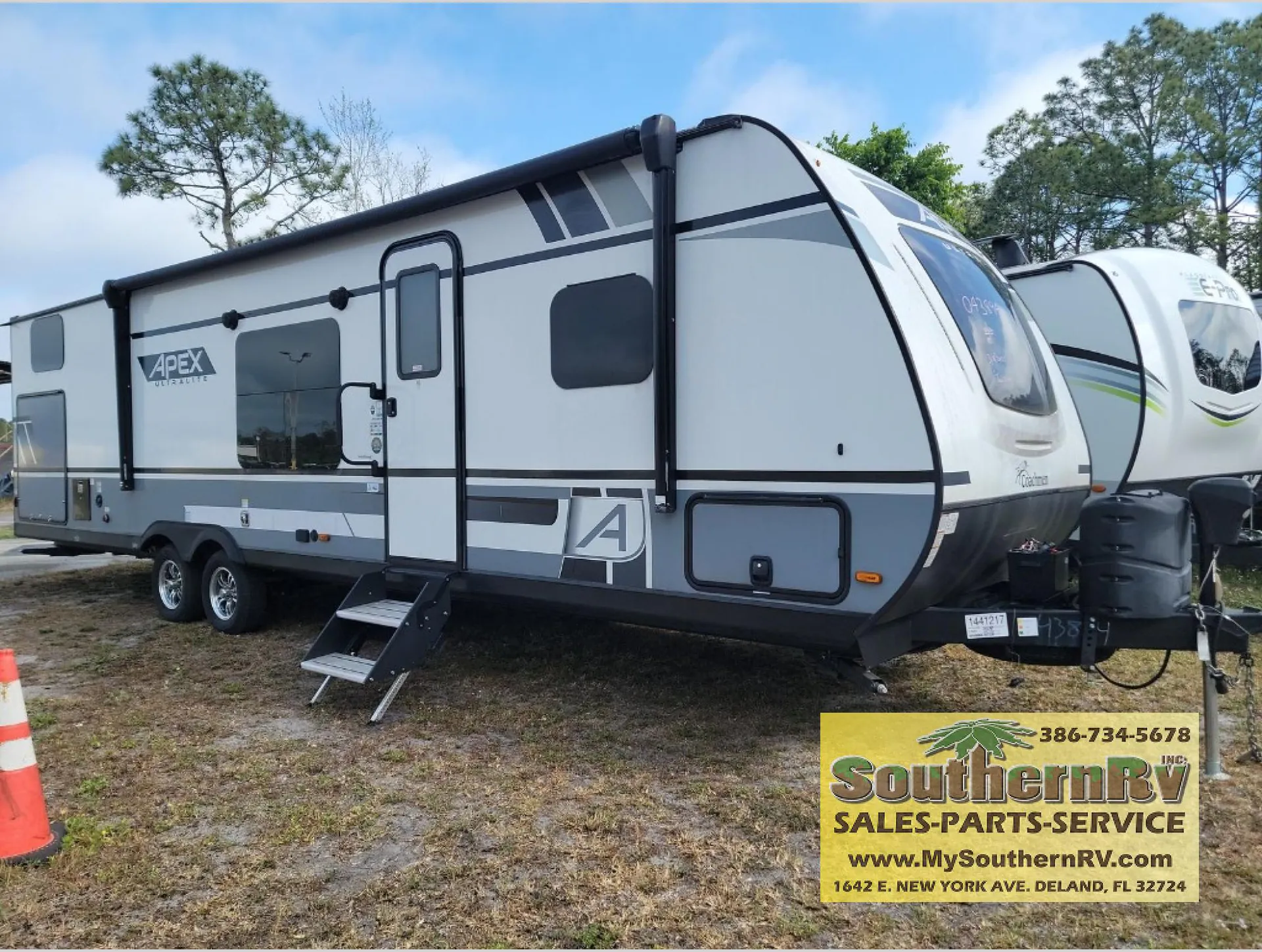 2022 Coachmen Apex 300BHS - Photo 2