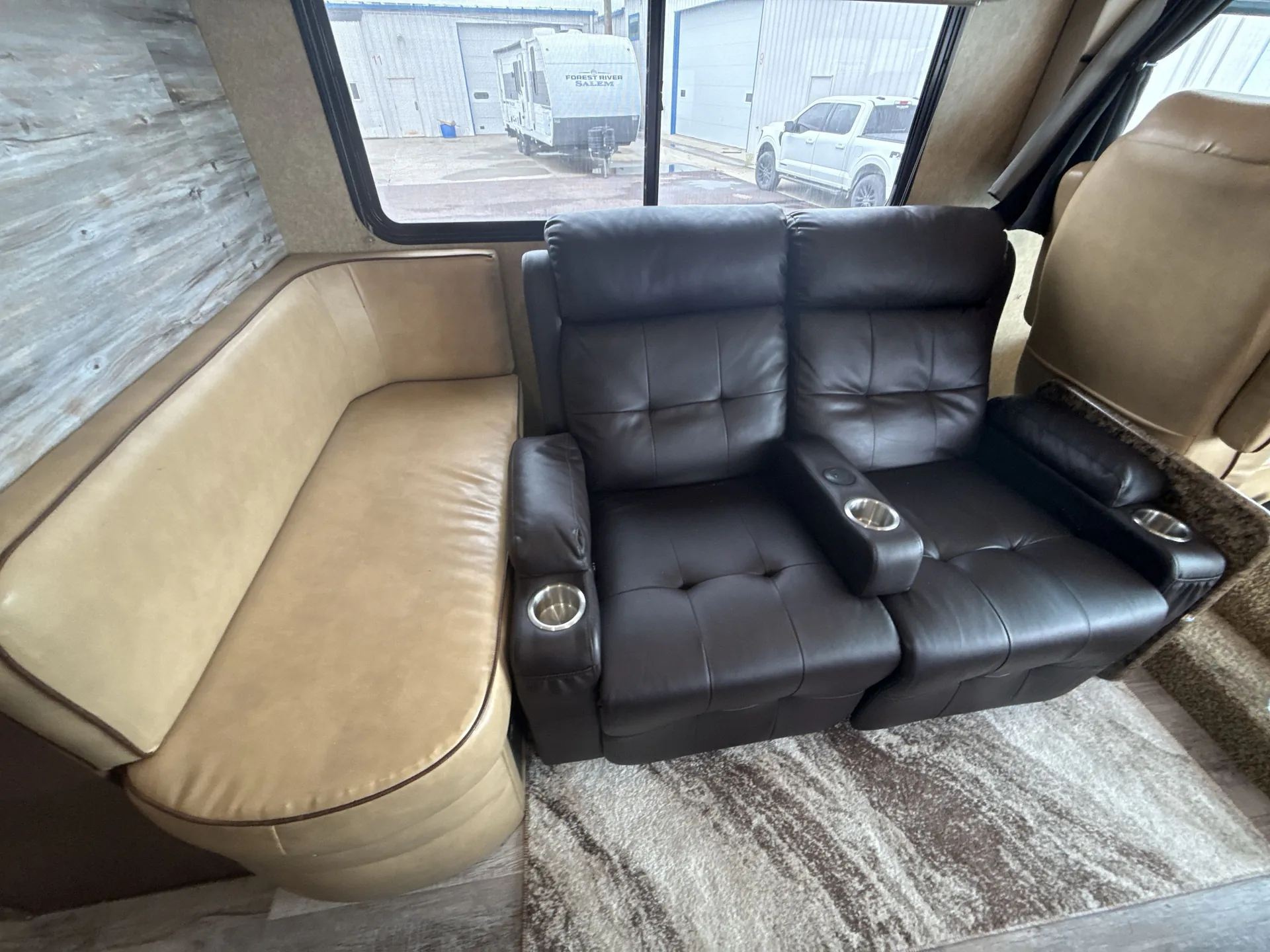 2014 Thor Motor Coach Hurricane 27K — living area main