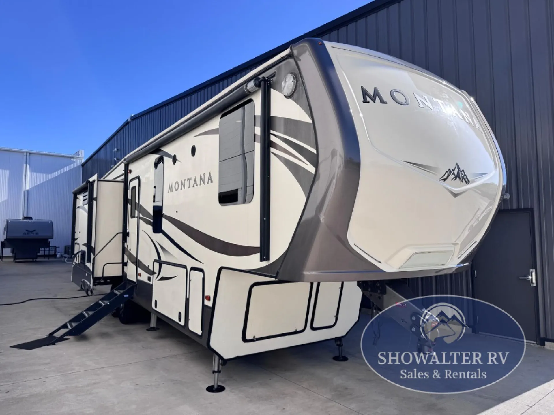 2017 Keystone Montana 3160RL - Photo 2