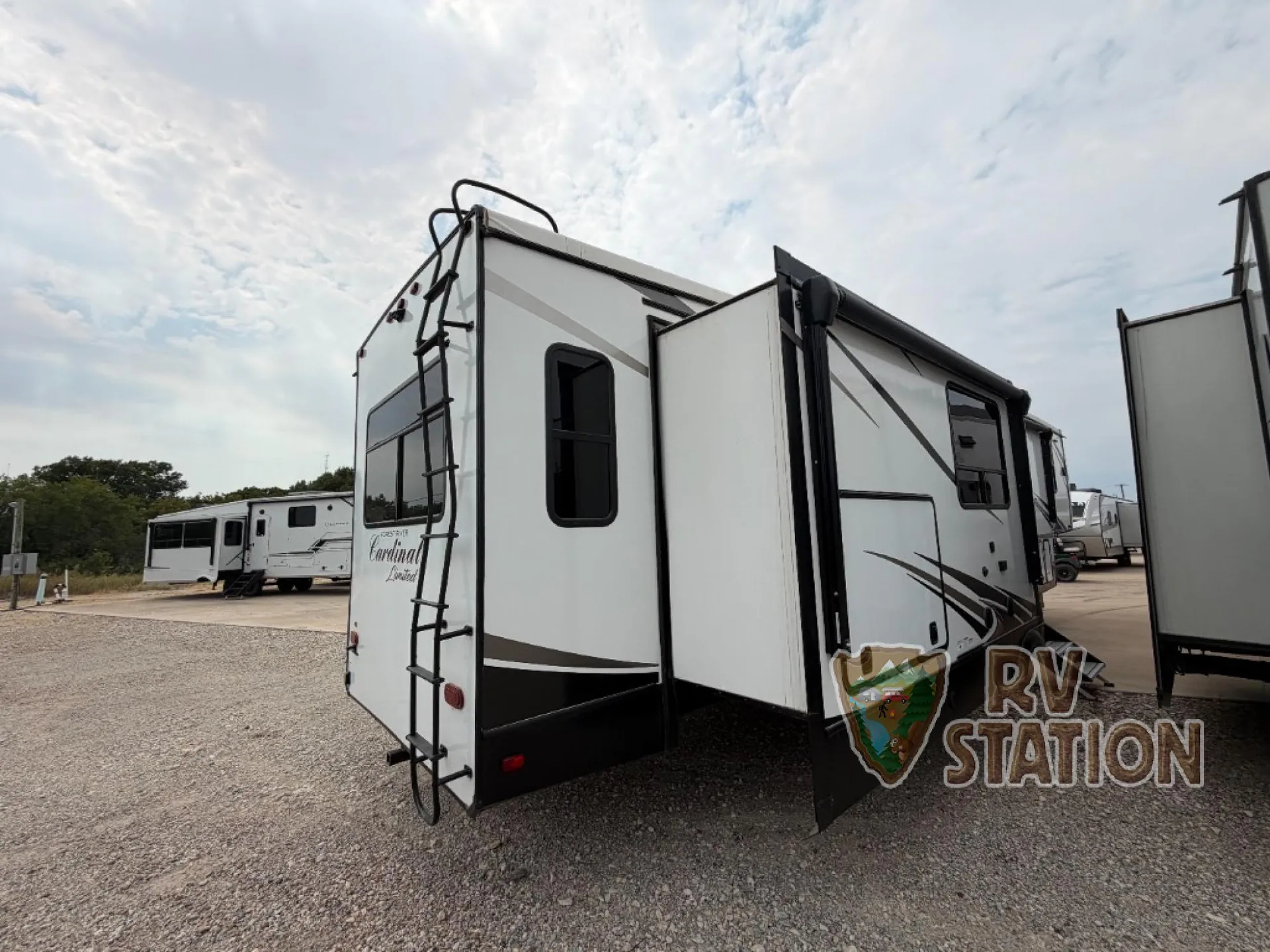 2021 Forest River Cardinal Limited 377MBLE — Photo 5