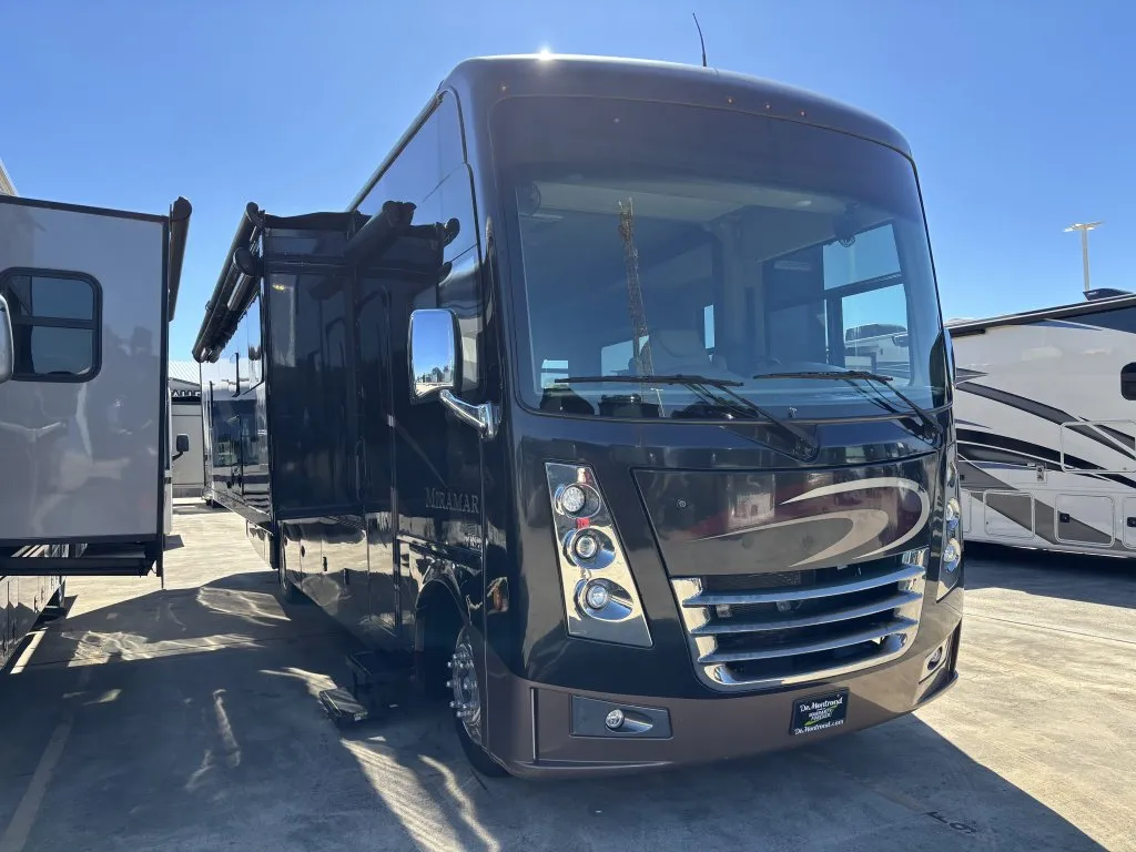 2019 Thor Motor Coach Miramar 35.2 - Photo 2