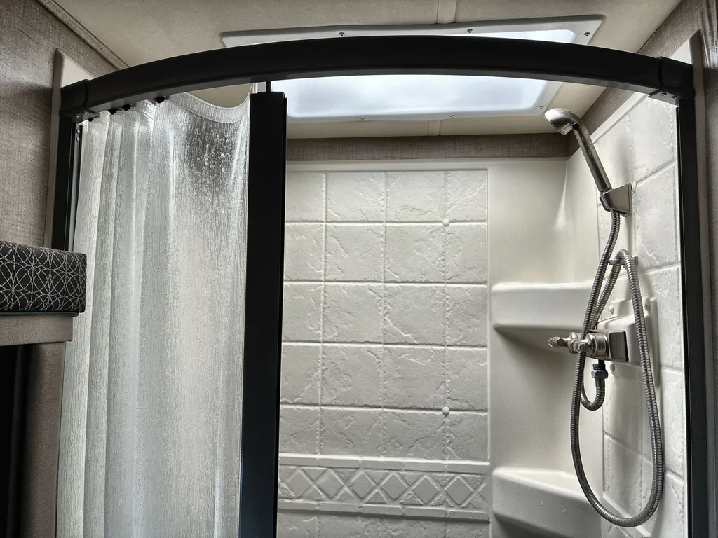 2020 Thor Motor Coach Tiburon 24FB, Photos photo 24