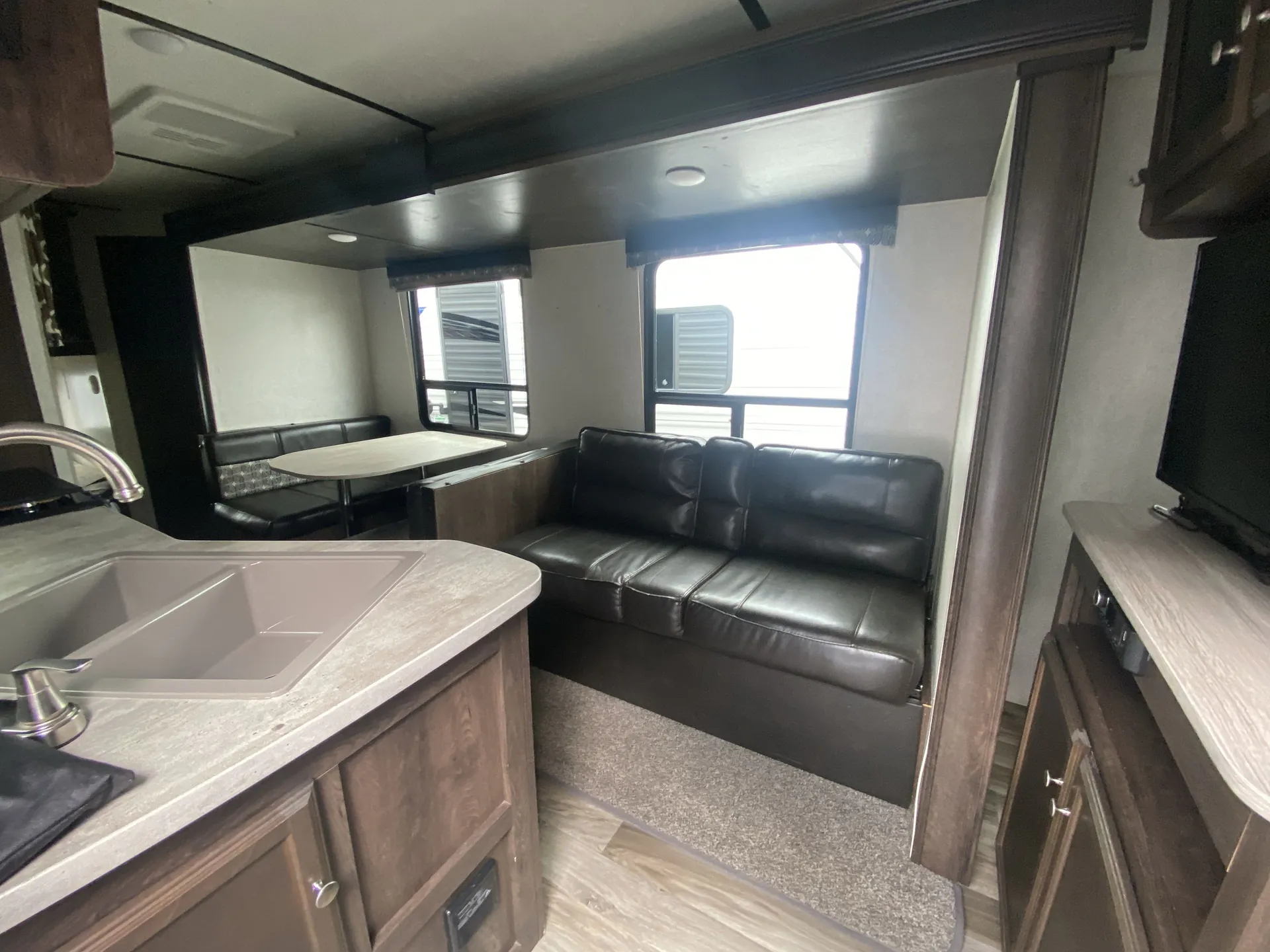 2018 Starcraft Autumn Ridge 26BHS — living area main