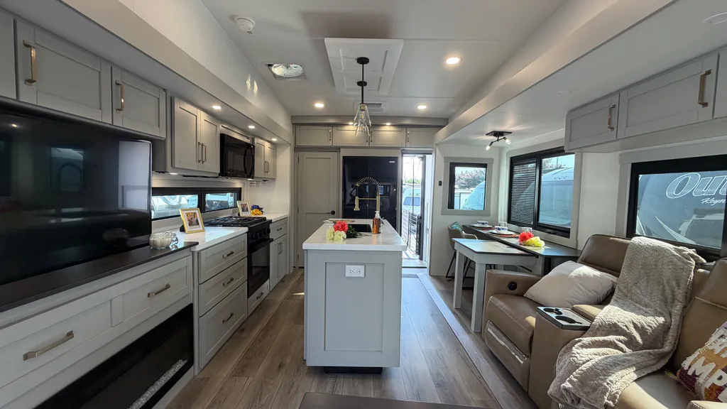 2025 Brinkley Model Z 3400, Photos photo 14