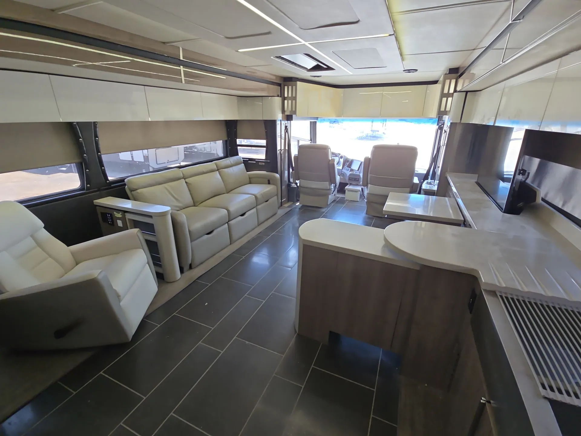 2018 Winnebago Horizon 40A — living area main