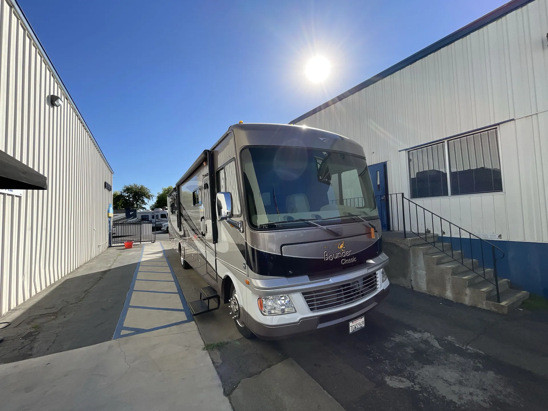 2014 Fleetwood Bounder Classic 36R - Photo 2