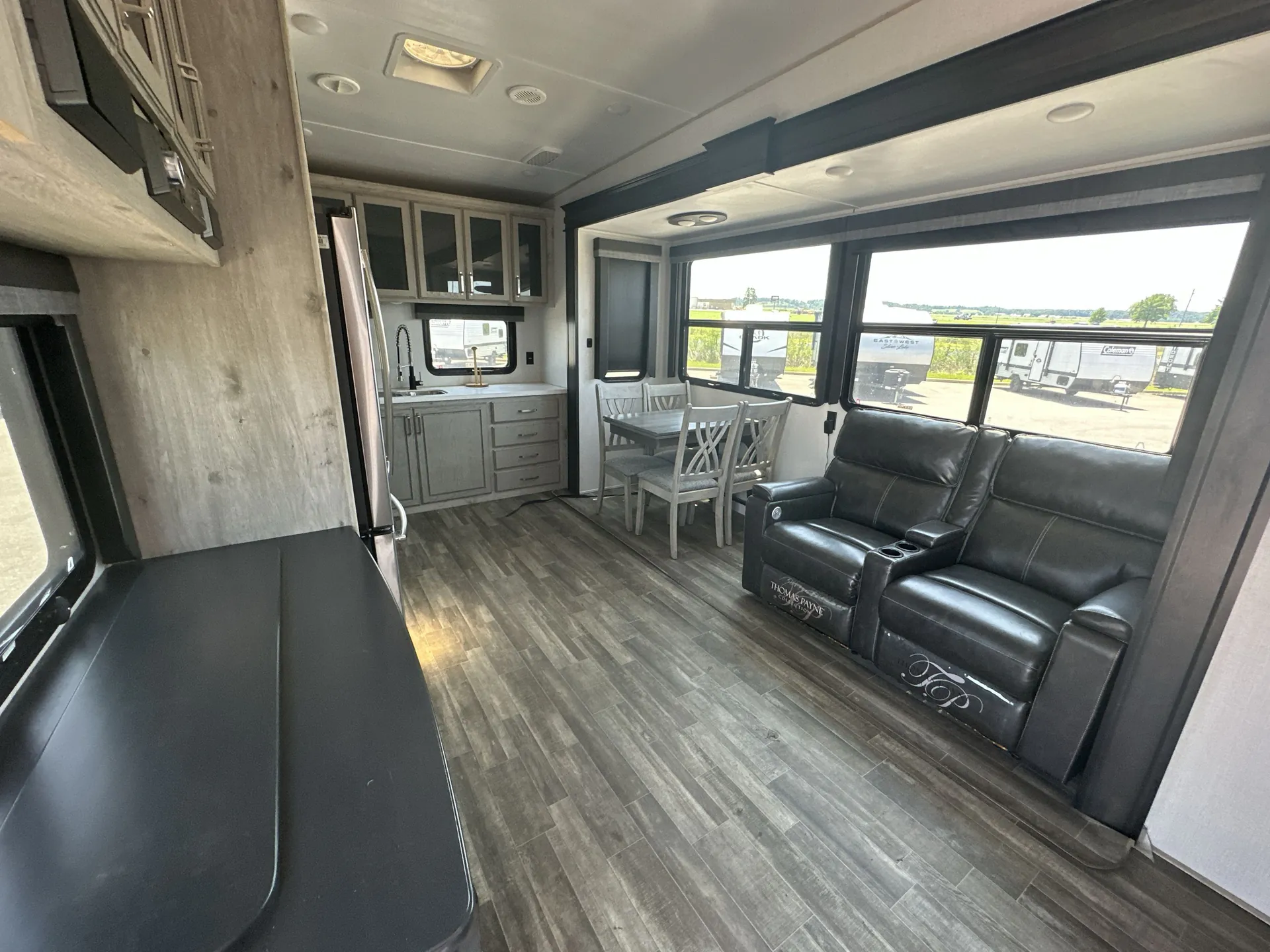 2021 Keystone Avalanche 295RK — living area main