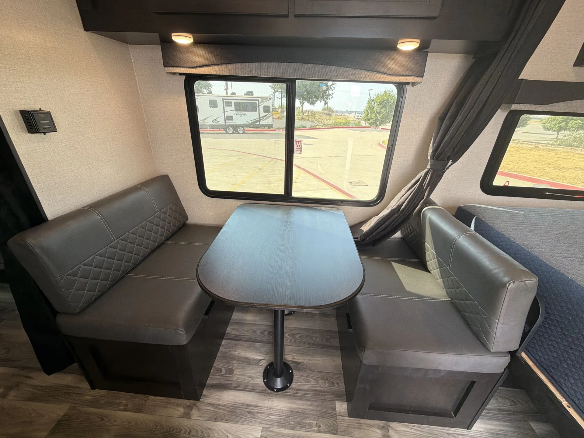 2022 Highland Ridge Range Lite Air 17BH — living area main
