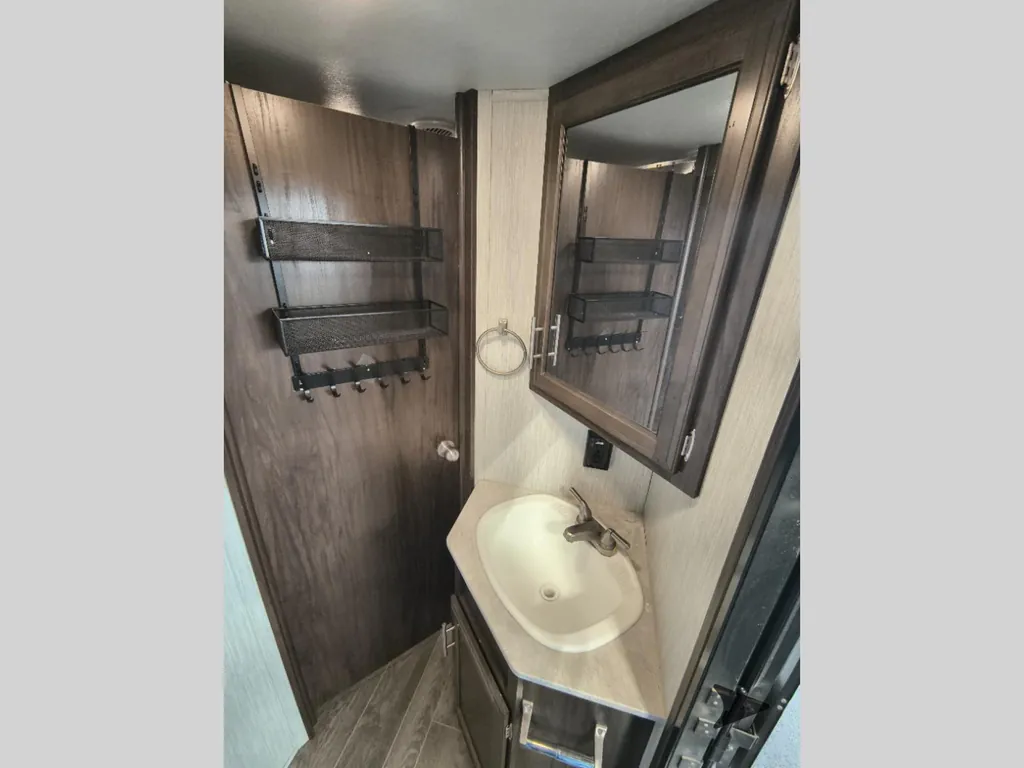 2019 Forest River Cherokee Alpha Wolf 26DBH-L, Photos photo 12