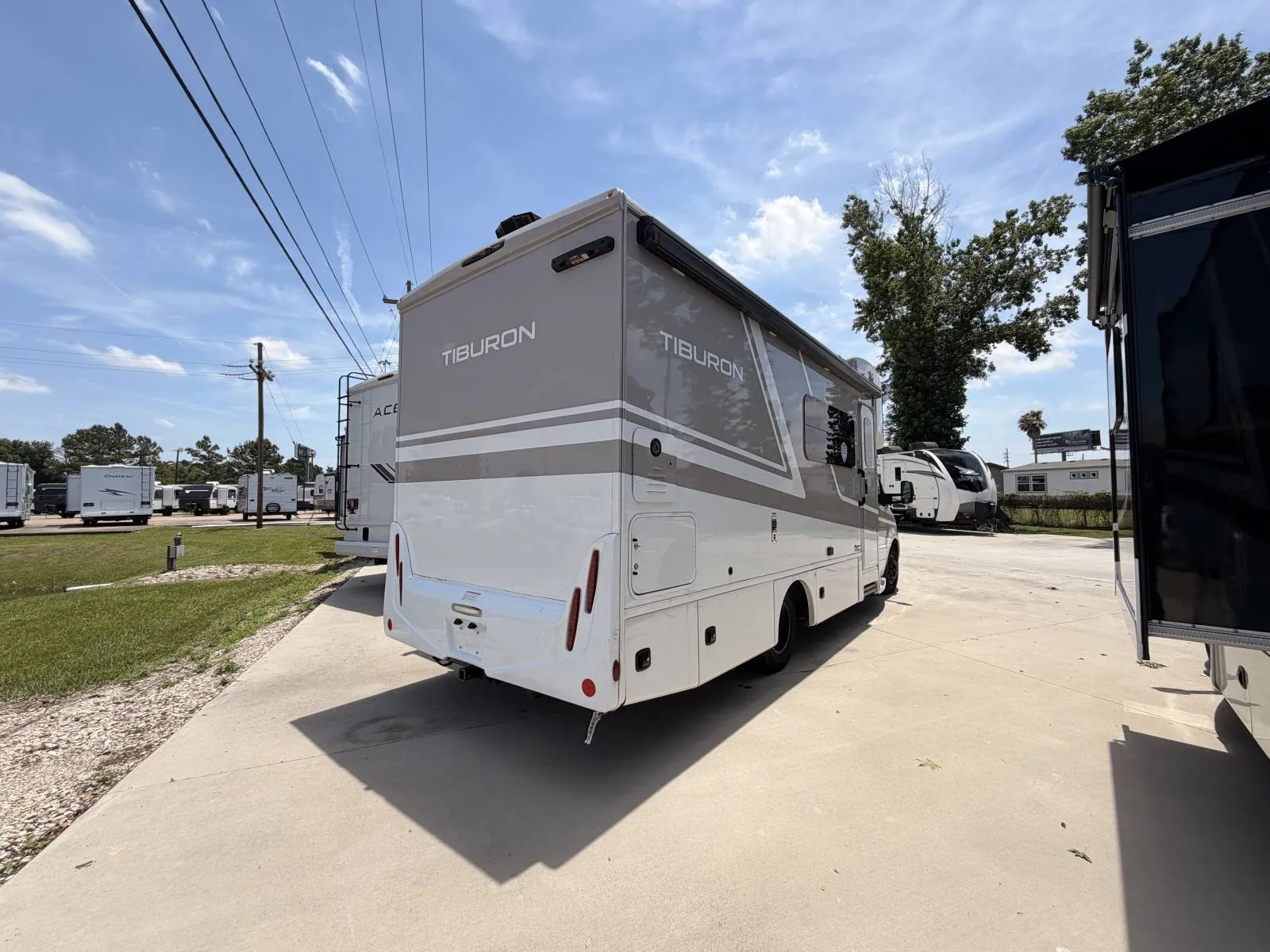 2026 Thor Motor Coach Tiburon 24FB - Photo 3