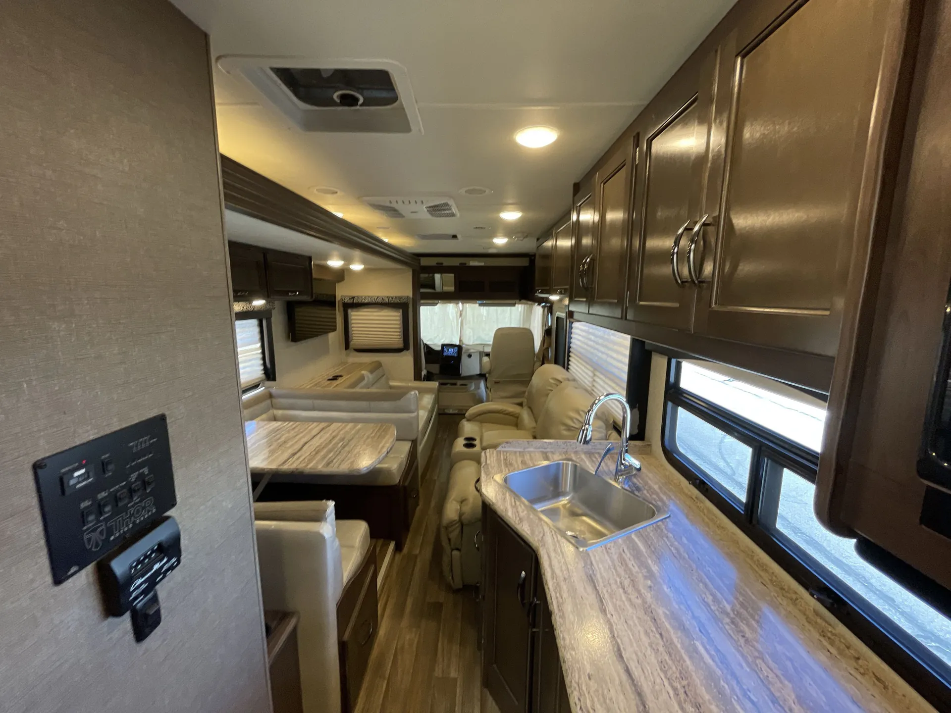 2019 Thor Motor Coach Ace 33.1 - Photo 4