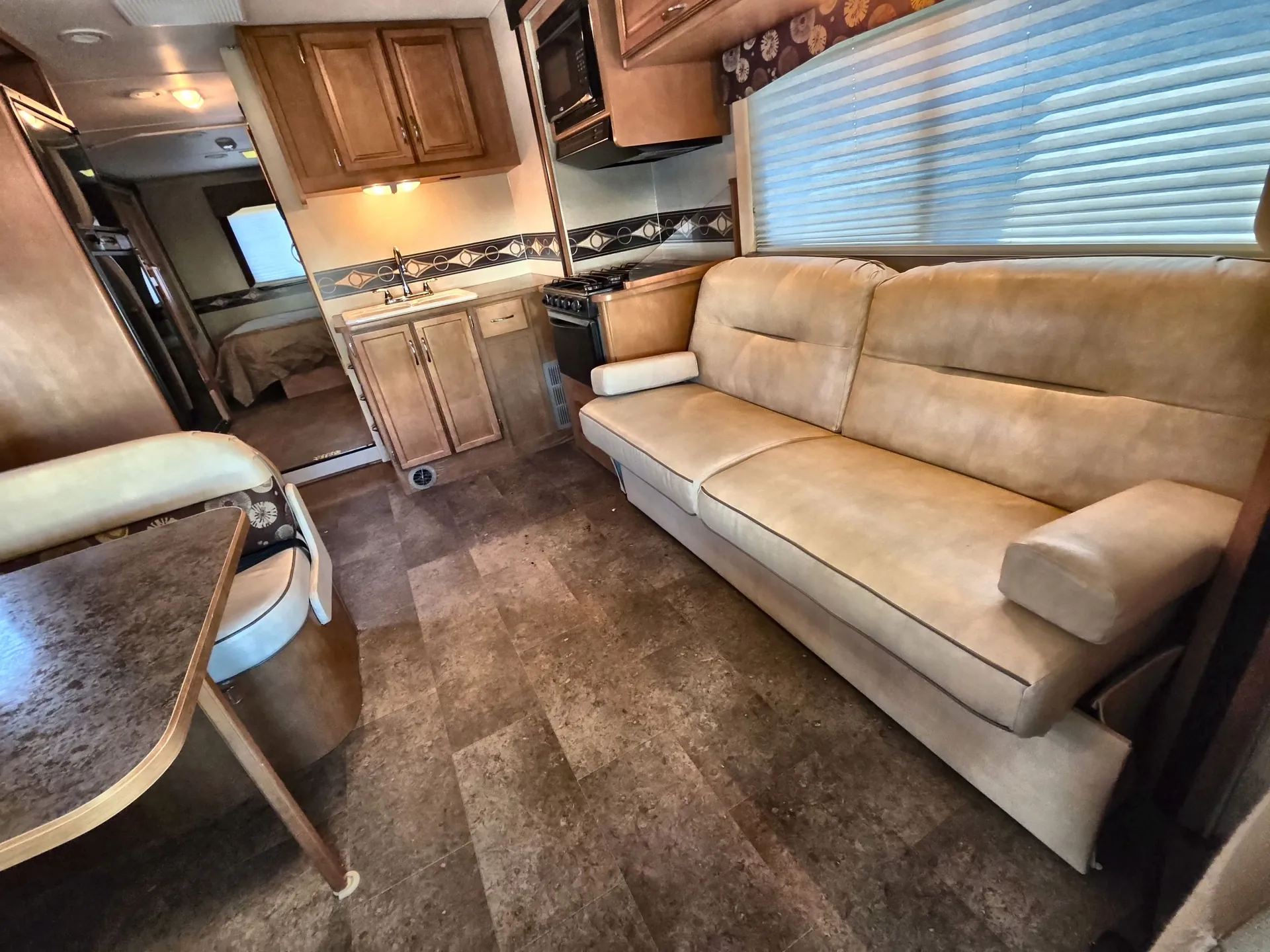 2016 Winnebago Minnie Winnie 31H — living area main
