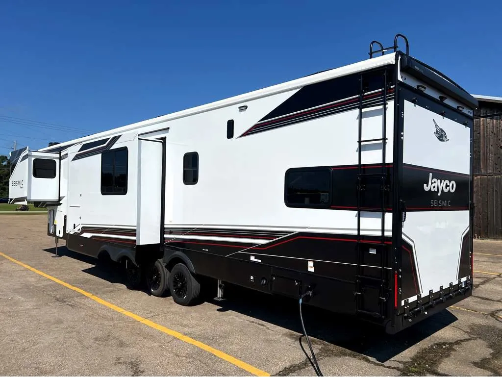 2026 Jayco Seismic 395 - Photo 4