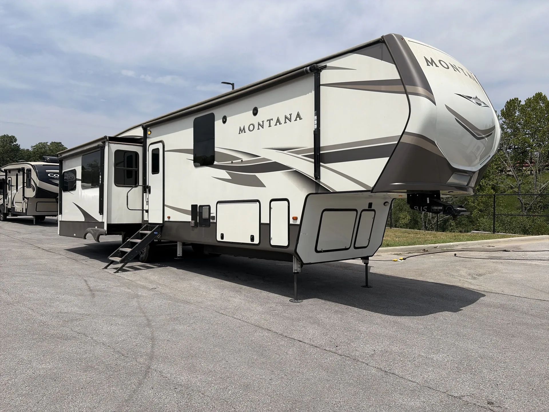 2020 Keystone Montana 3931FB - Photo 2
