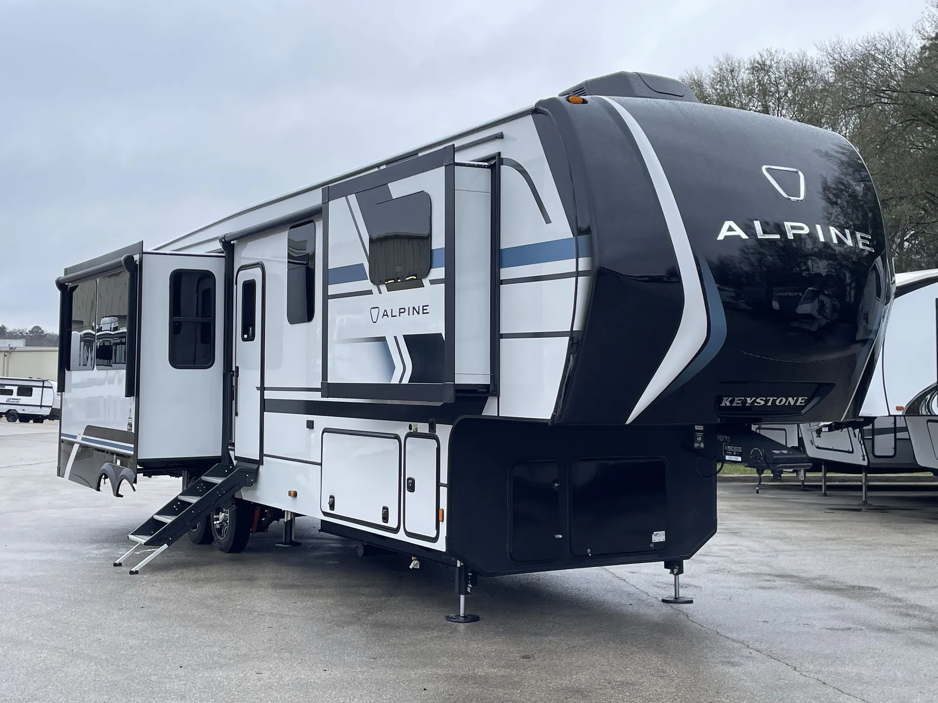 2026 Keystone Alpine 3303CK dealer photo 1 from Camping World