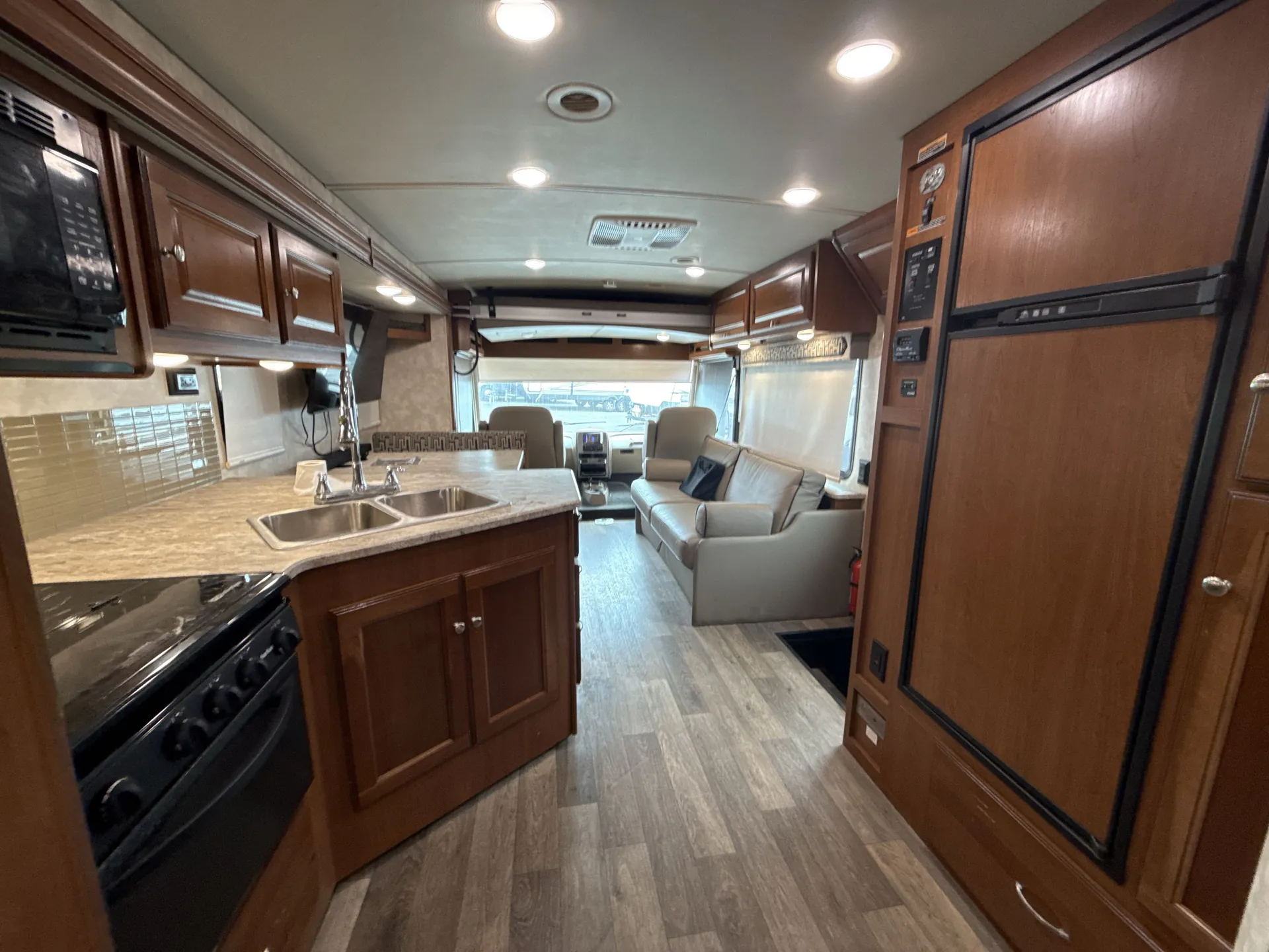 2020 Winnebago Vista 31B — living area main