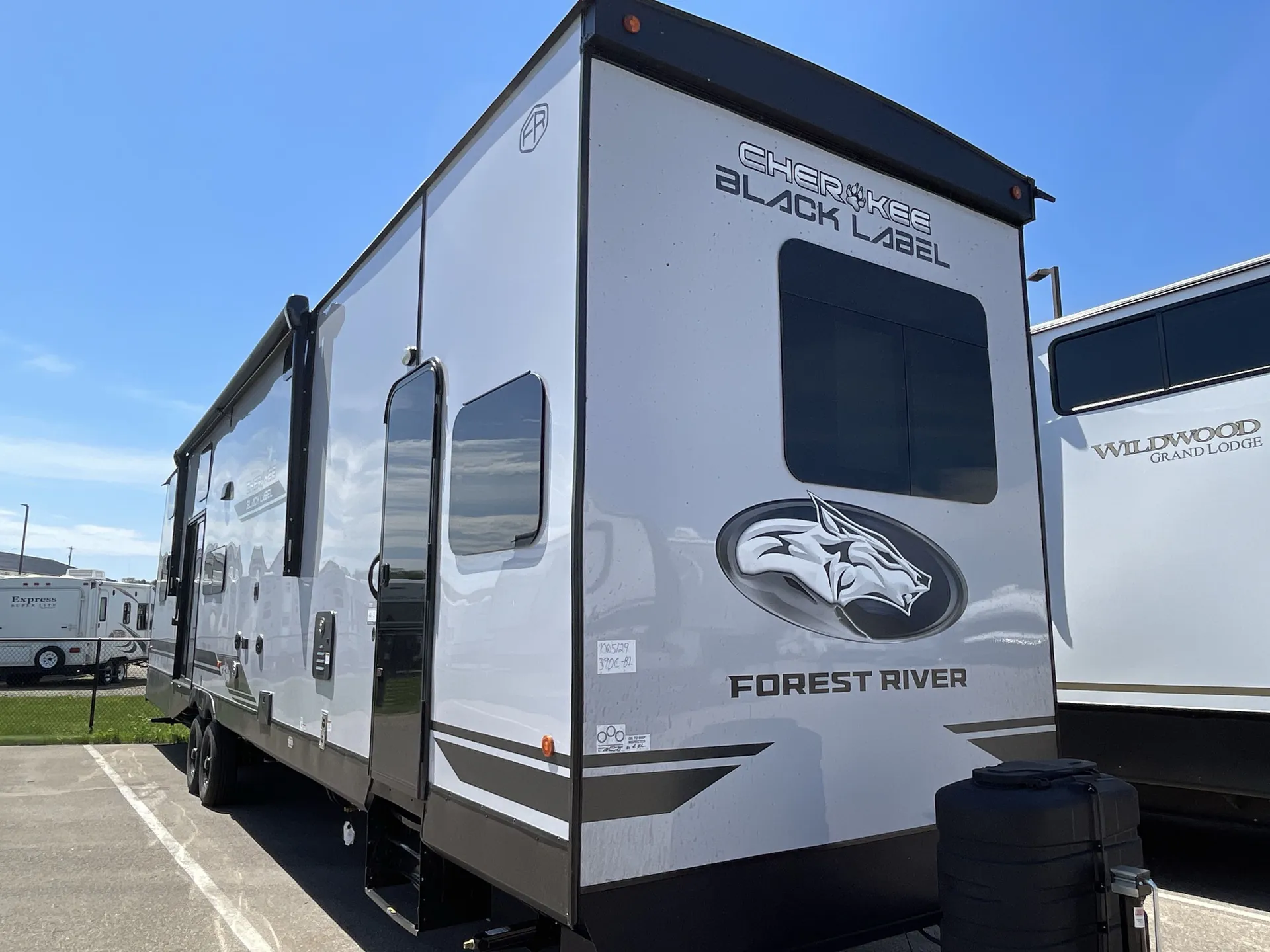 2026 Forest River Cherokee Timberwolf Black Label 39DCBL - Photo 2