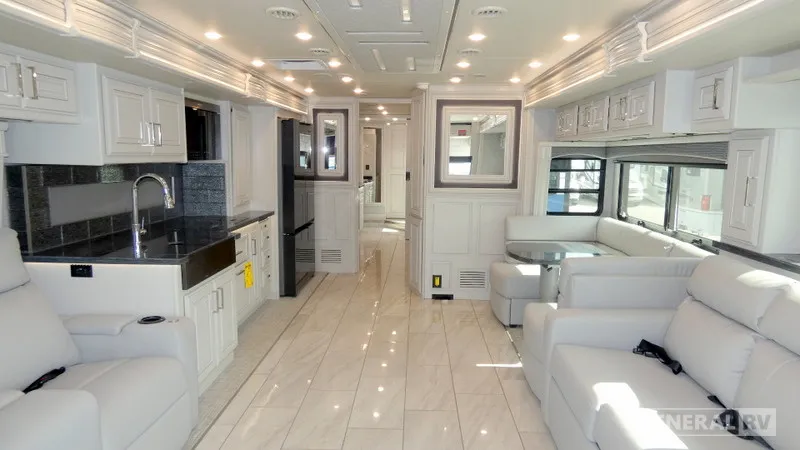 2026 Fleetwood Discovery LXE 44B - Photo 3