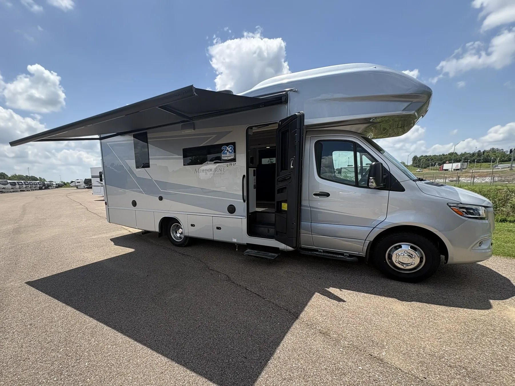 2027 Jayco Melbourne Prestige 25LP - Photo 2
